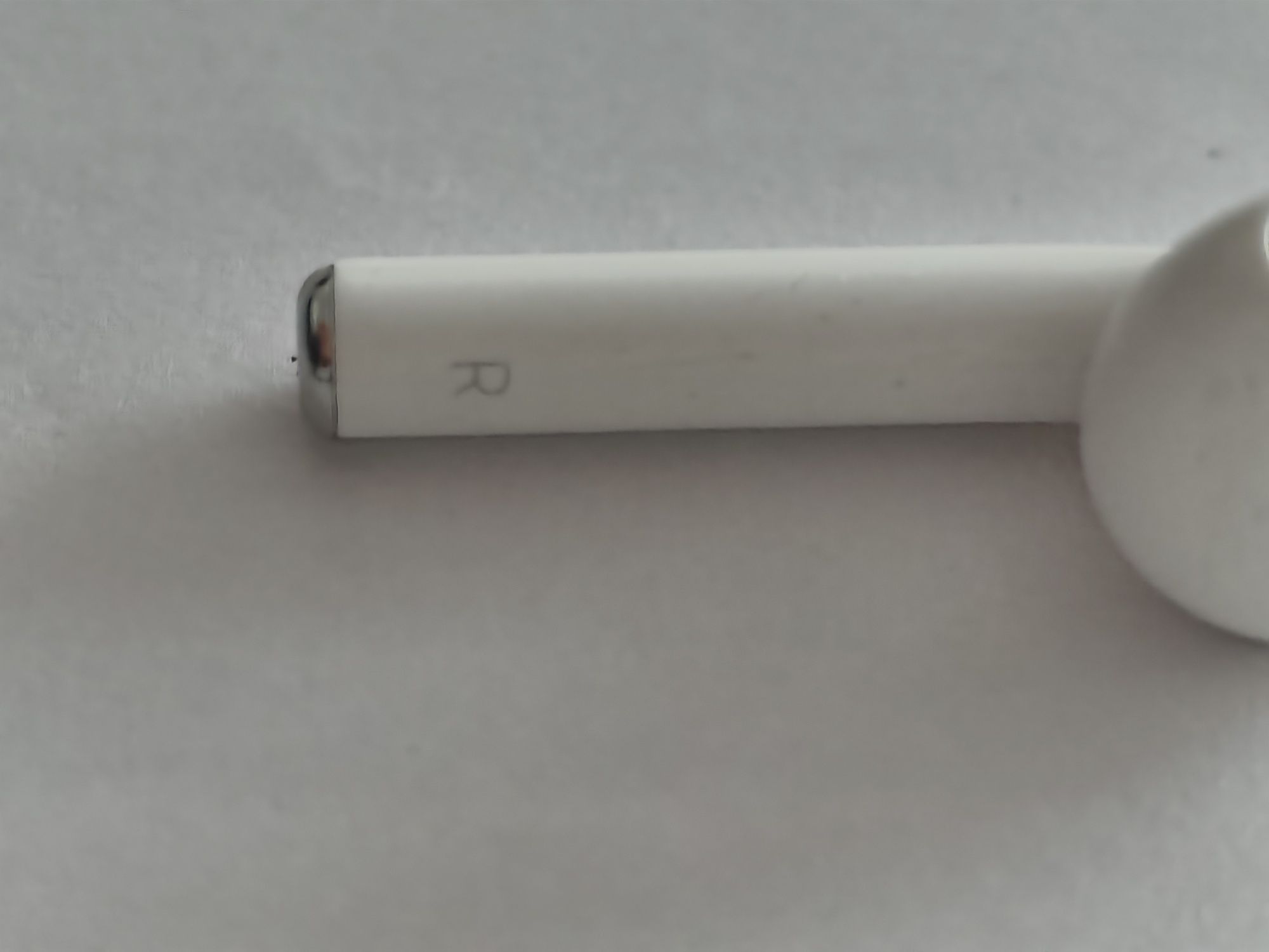 Продам правый наушник Air Pods 2
