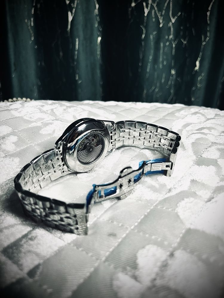 Часы бренда omega
