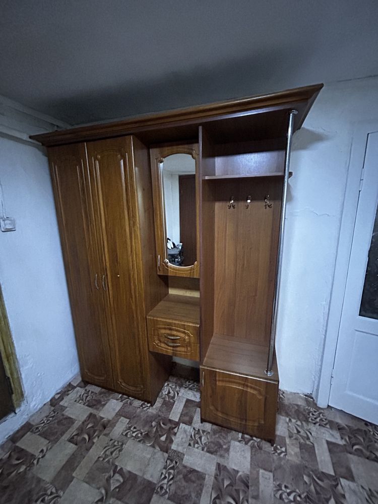 Продам прихожую, гарнитур, шкаф.