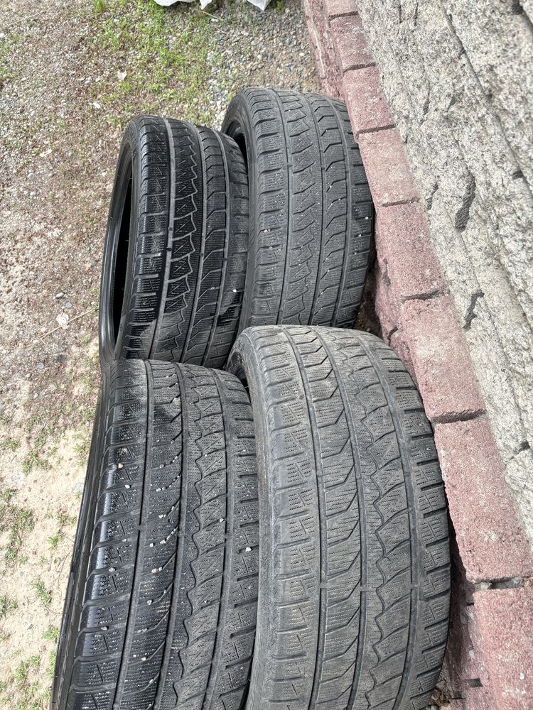 Зимние шины 245/45/19