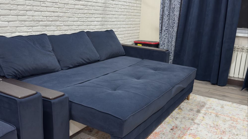 Продам диван синего цвета