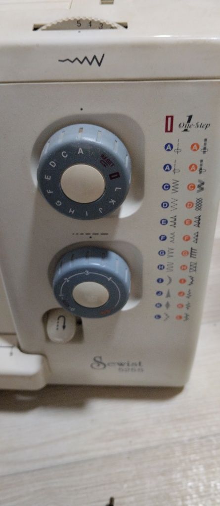 Продам швейную машинку Janome 525S.