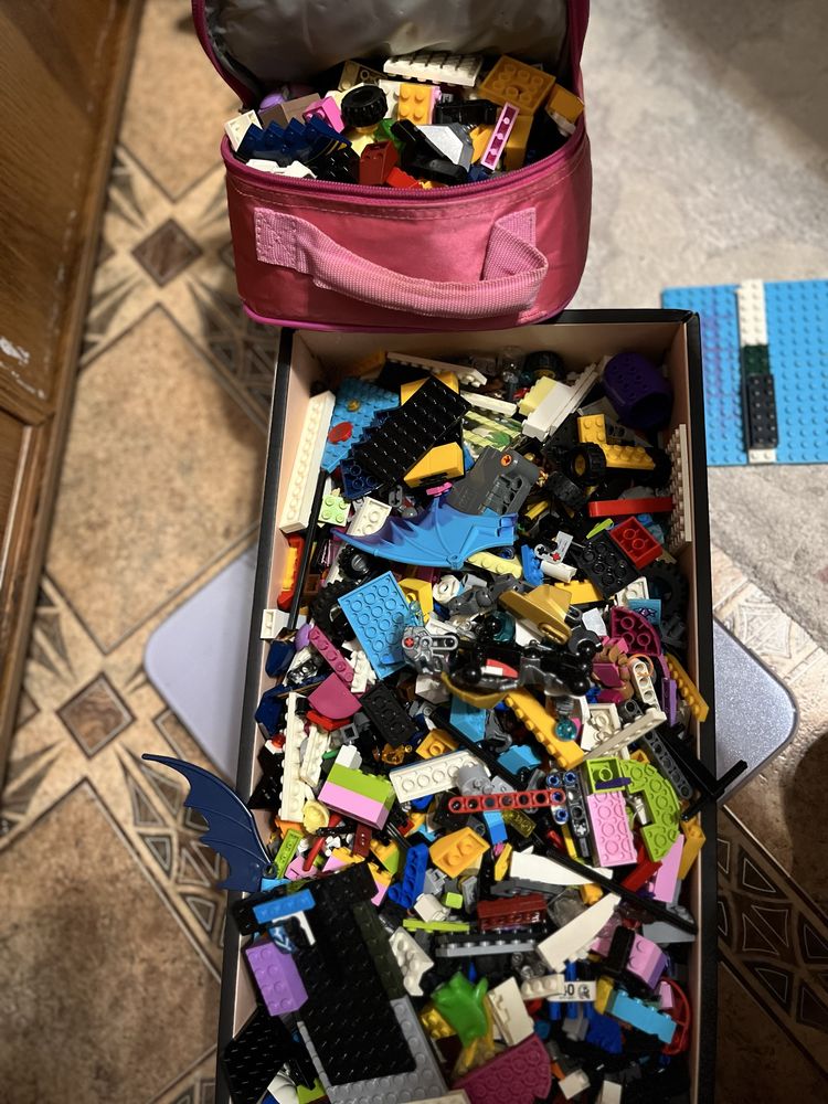 Lego, лего очень много из разных серии в оригинале.