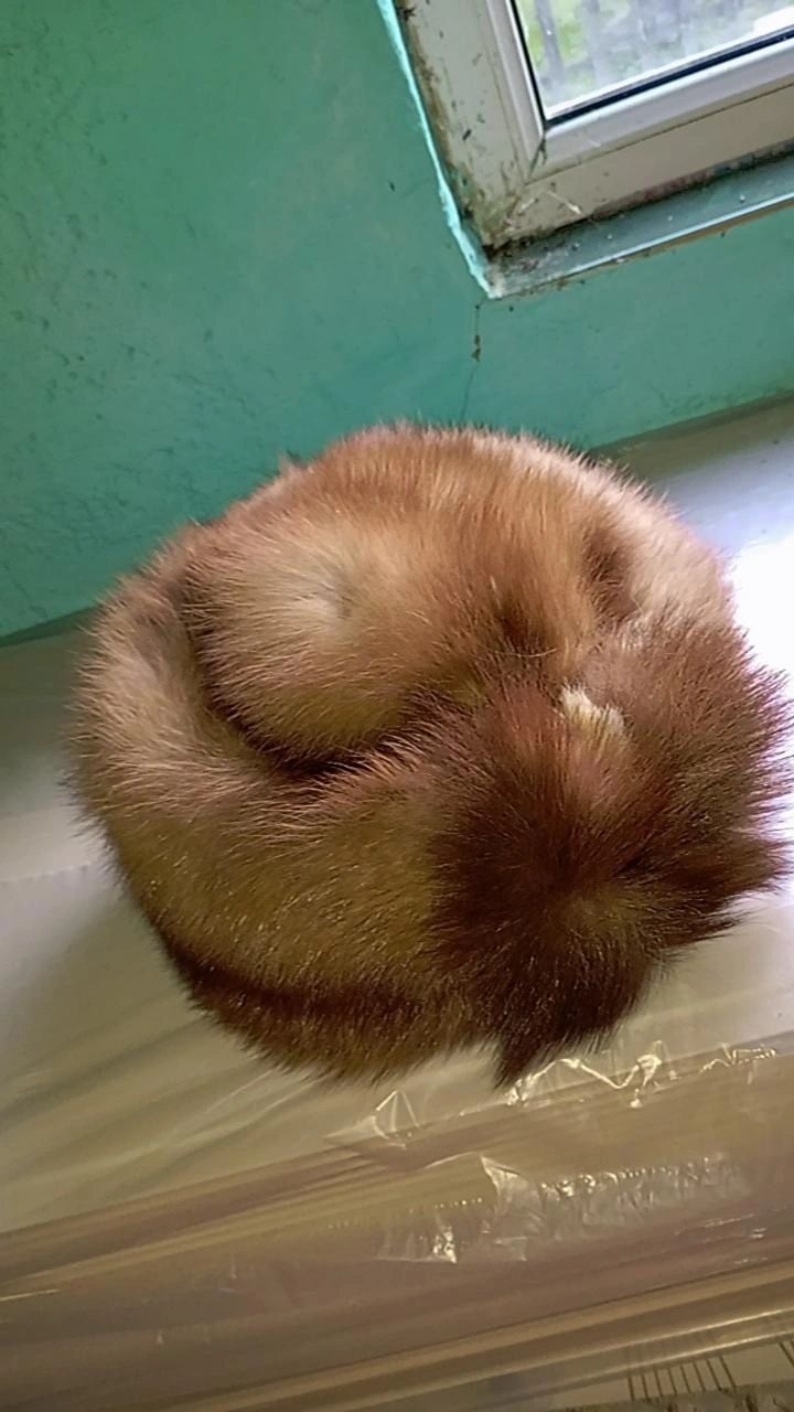 В продаже женские шапки