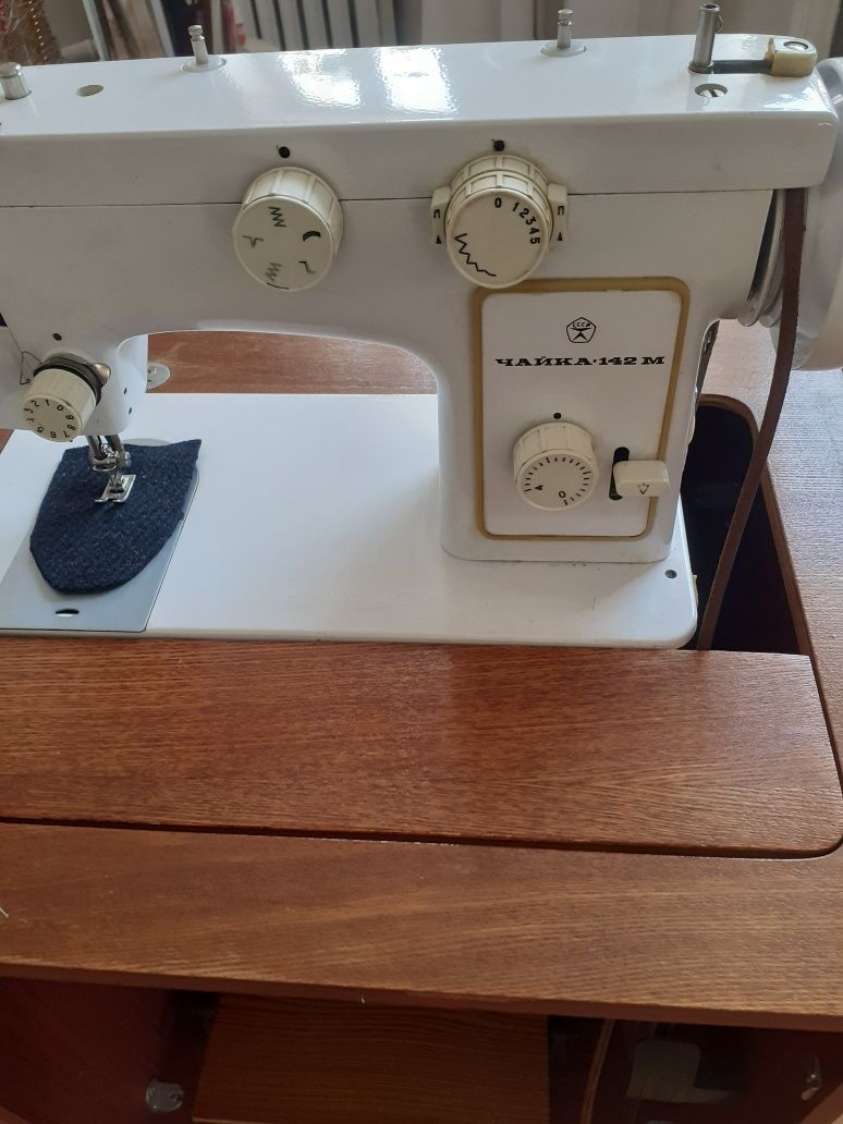 Продам швейные машинки Чайка 142 м,Веритас электрическая.