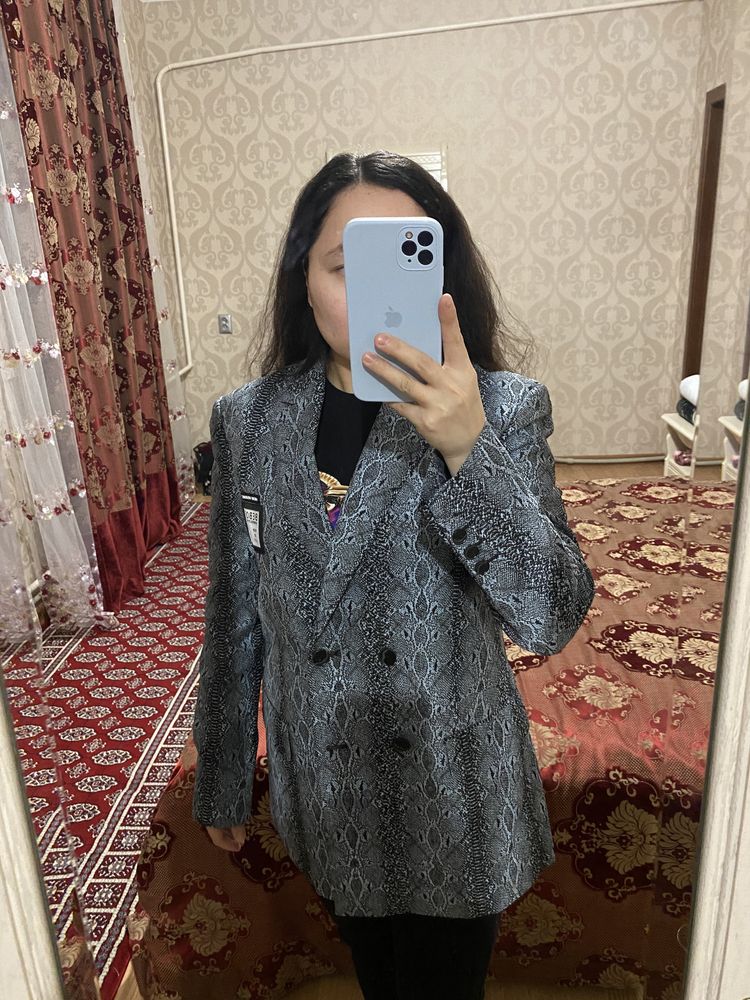 Рубашка овер сайз, пиджак со змейном принтом.