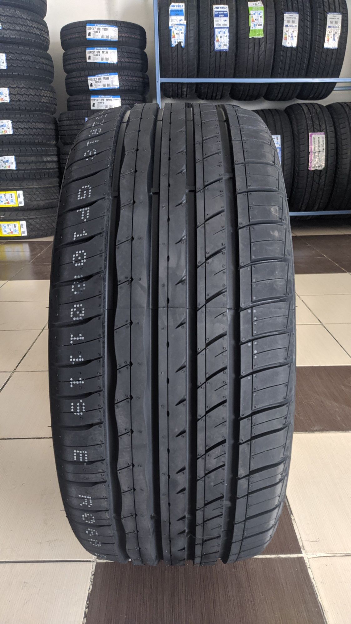 255/45R18 Roadx Китай
