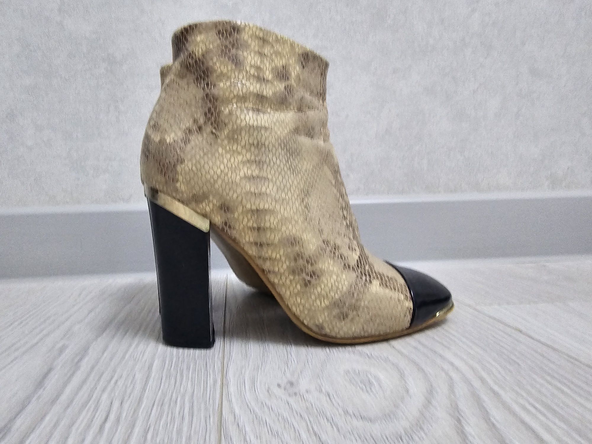 Продам женские ботинки