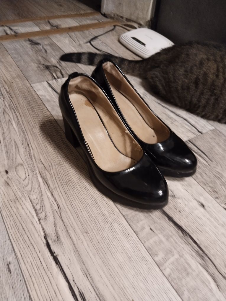 Продам 3 пары туфлей
