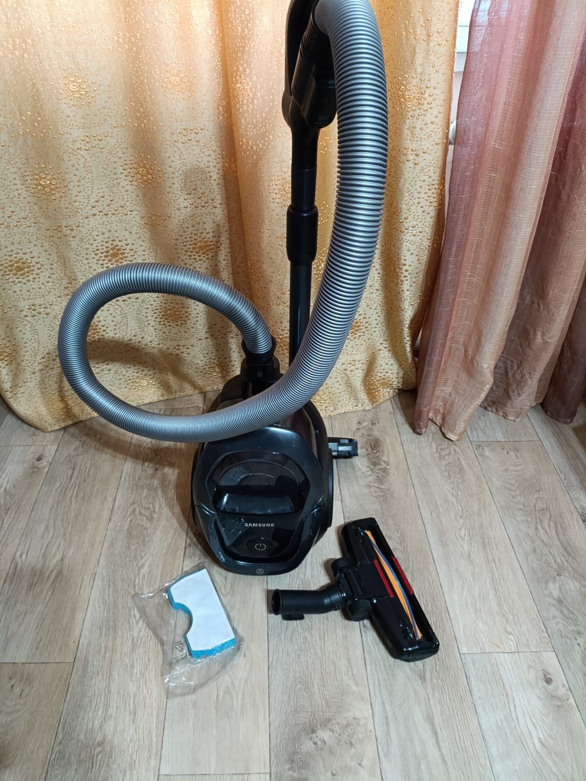 Продам пылесос Samsung SC18M31C0HG — идеальное состояние!