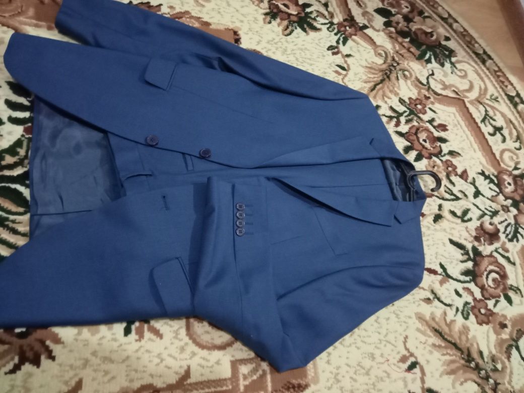 Продам костюм молодежный,импортный