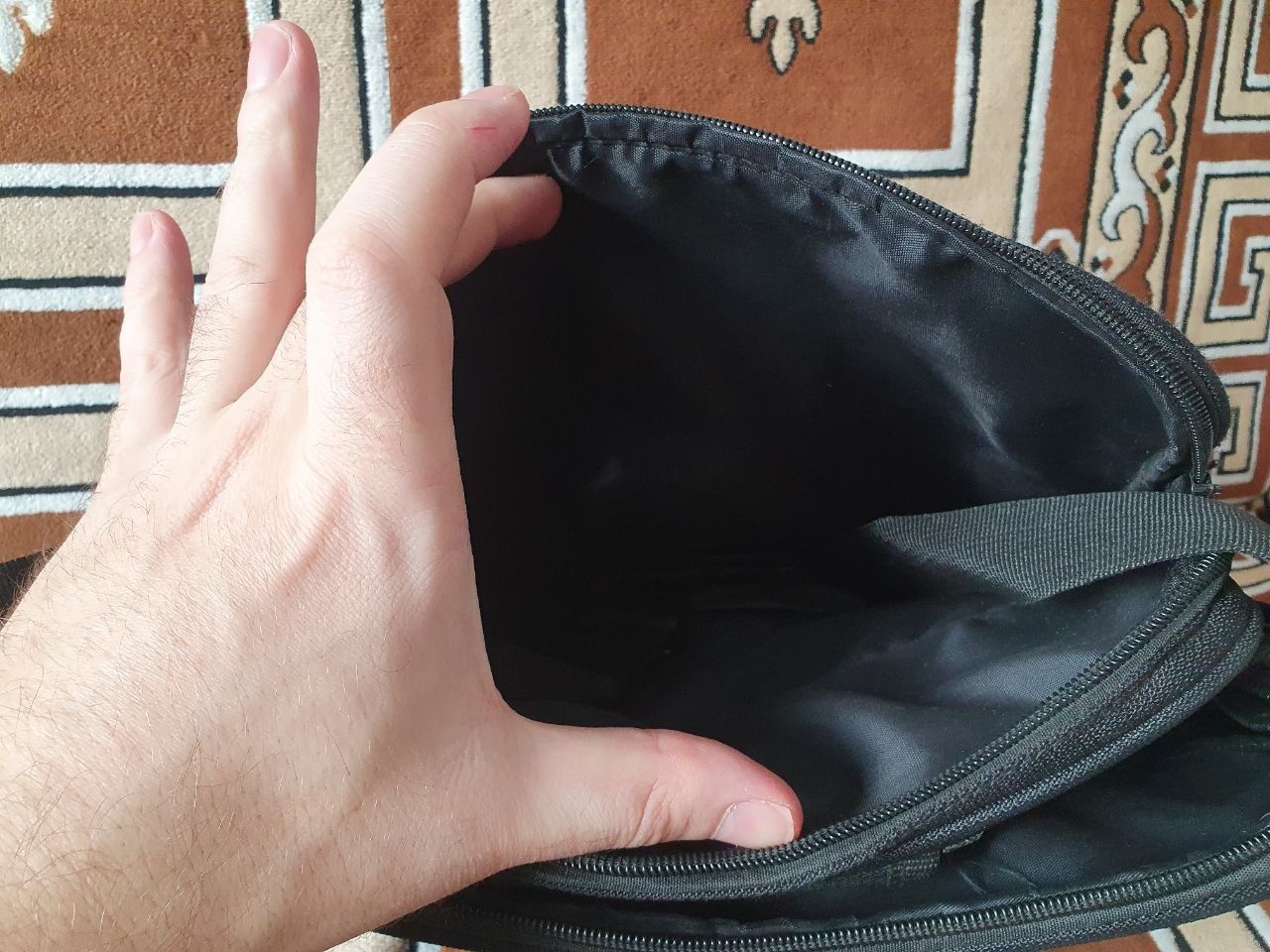 Мужская сумка через плечо  подойдёт как сумка для ноутбука документов