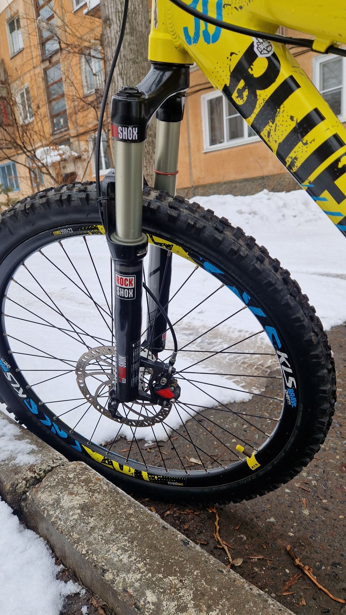 Байк Kellys Bluff Dirt Series дх +фрирайд катит стабильно