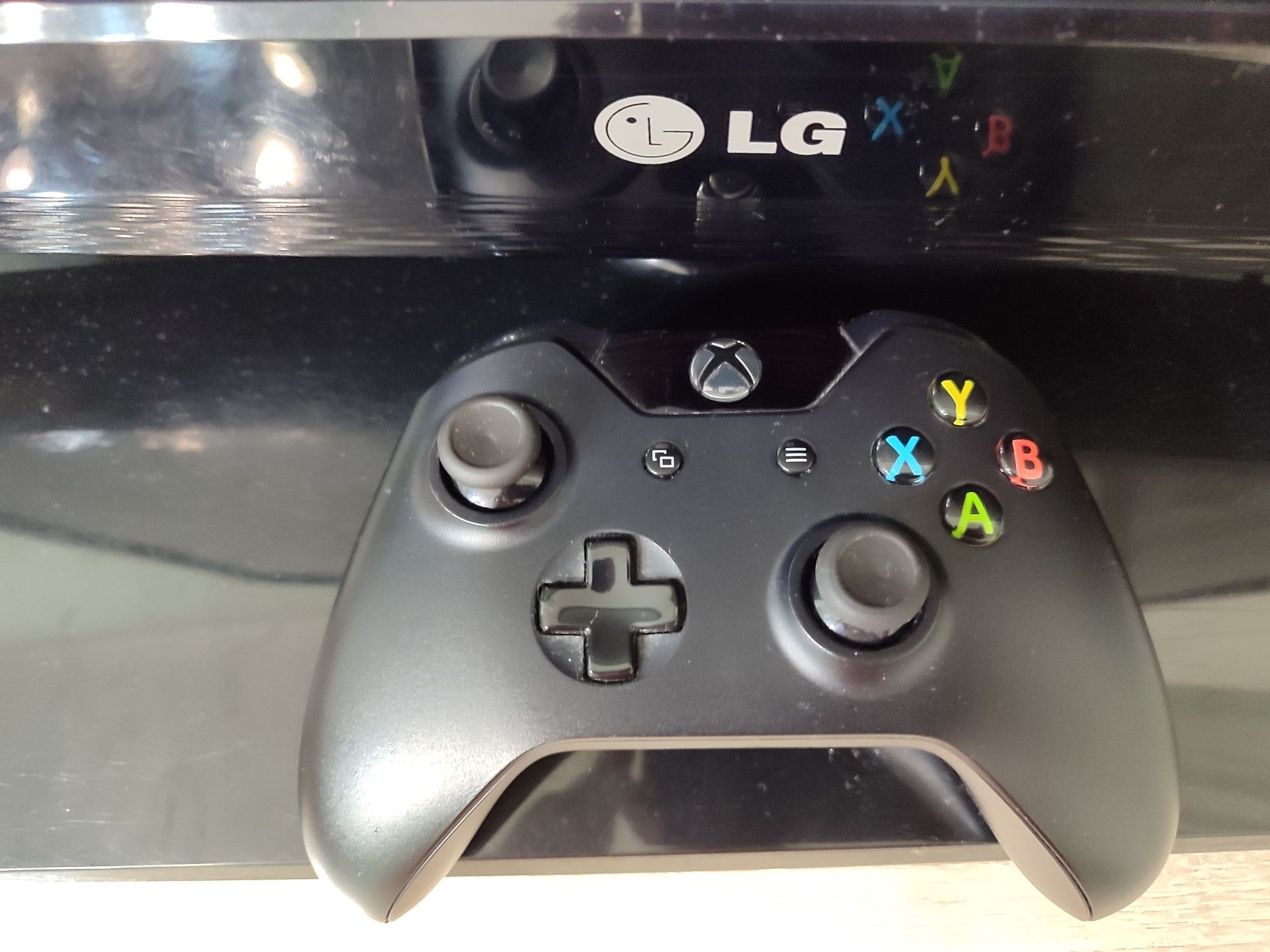 Консоль Xbox one вместе с монитором-телевизозором