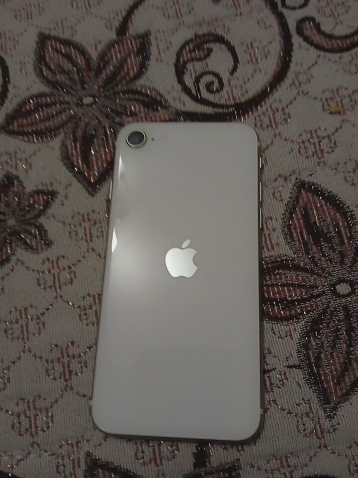 Продам iPhone SE 2020