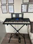 Синтезатор Yamaha PSR-E433 с педалью и подставкой – почти новый