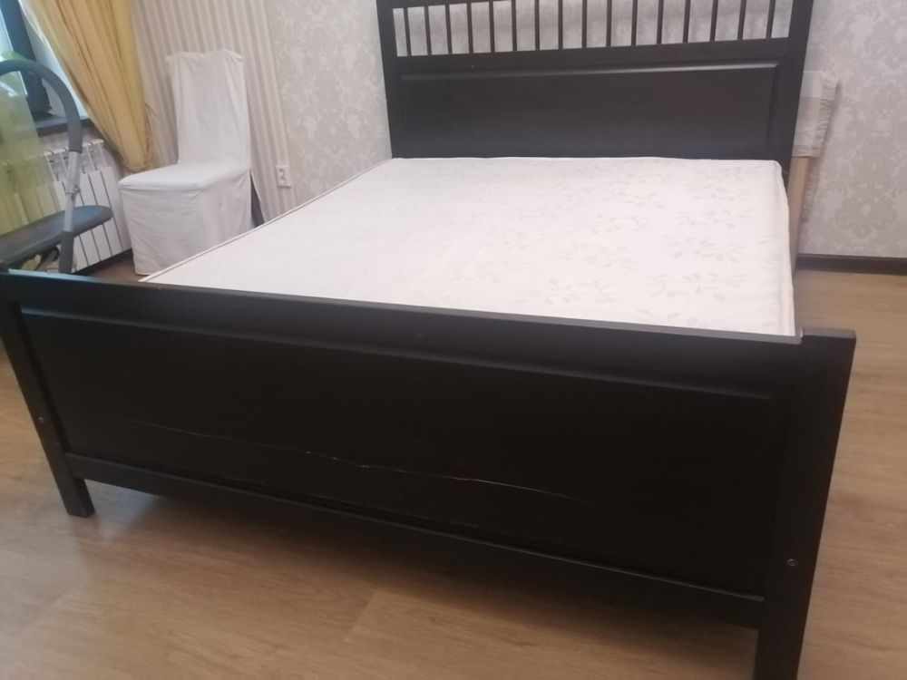 Двуспальная кровать с матрасом, хорошее состояние. Срочно продам