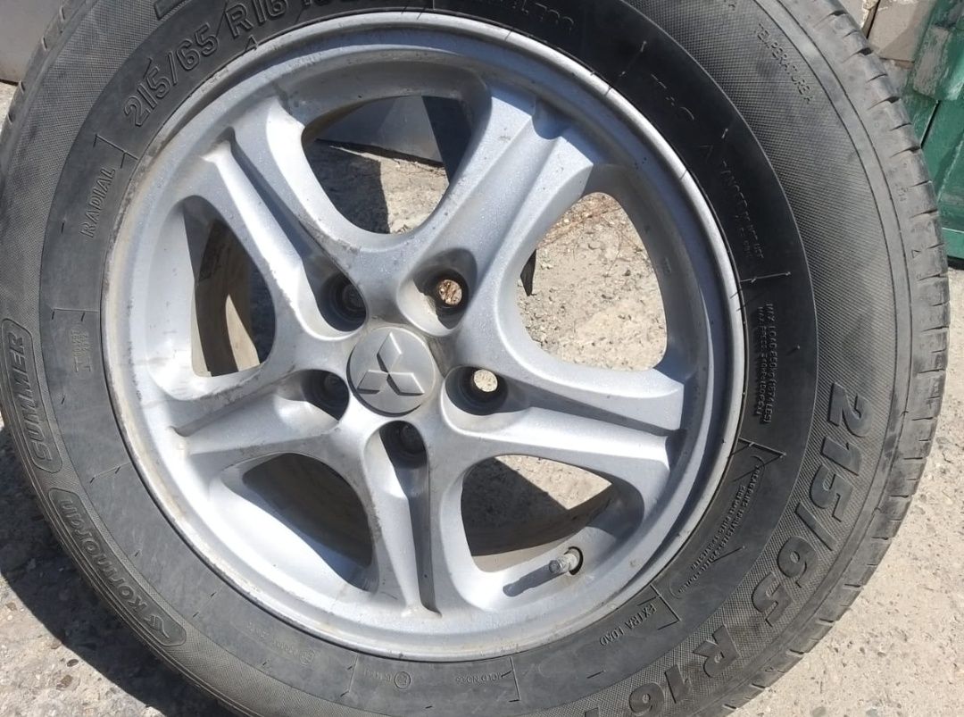 Оригинальные диски Mitsubishi R16 с резиной

Продаю ко