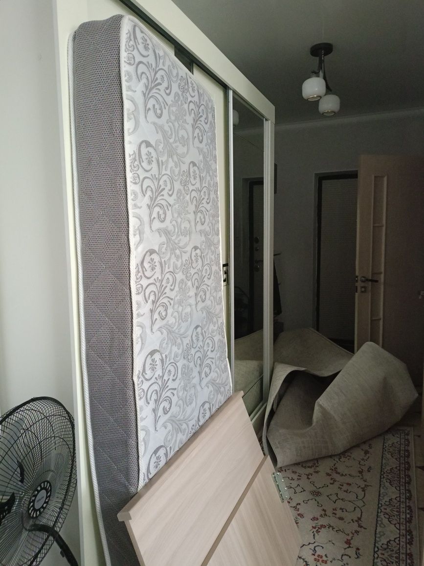 Продам диваны . диван раскладной.кушетка тоже. и кровать с матрасом