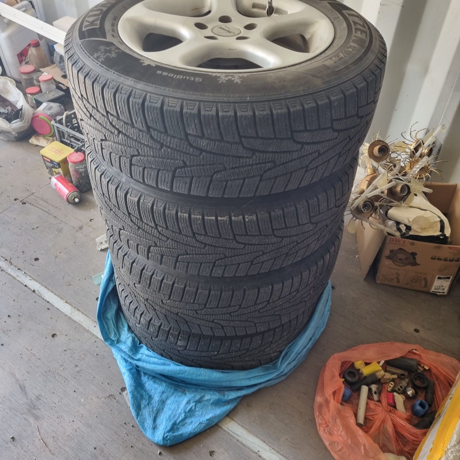 Продам шины зимние липучки 205/65/16