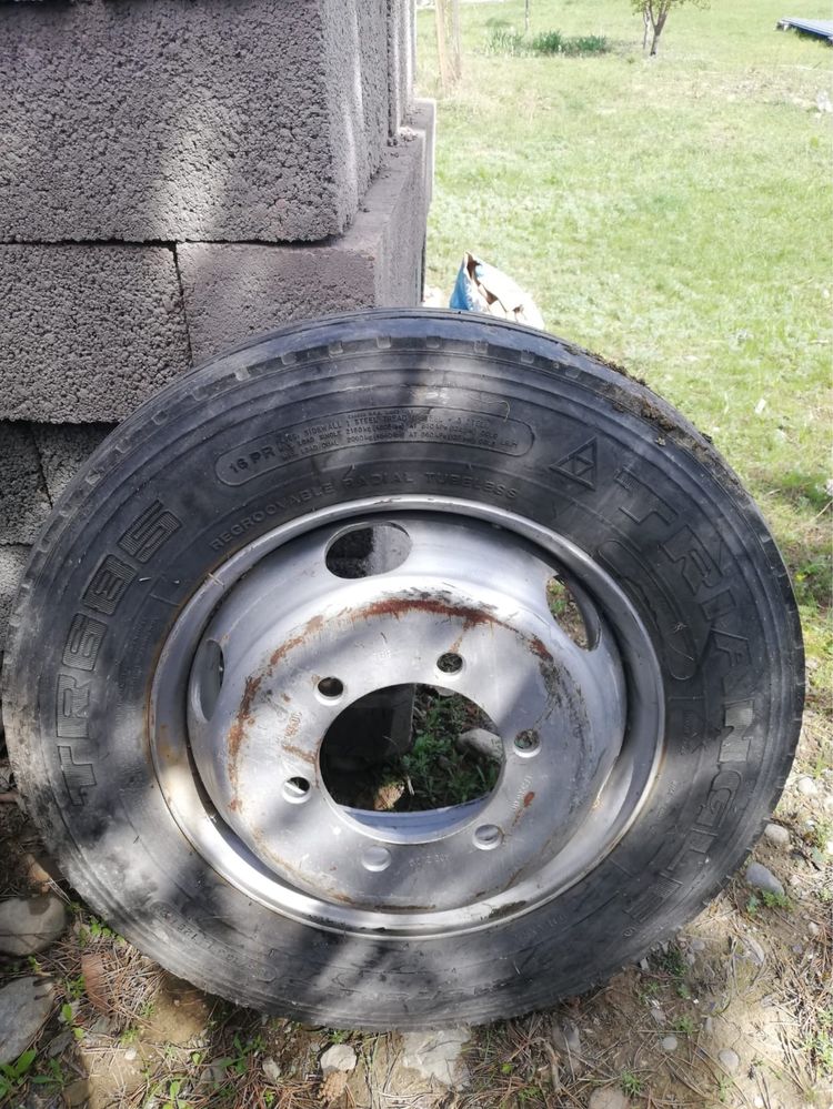 Продам запаску шины грузовые 215/75R17.5
