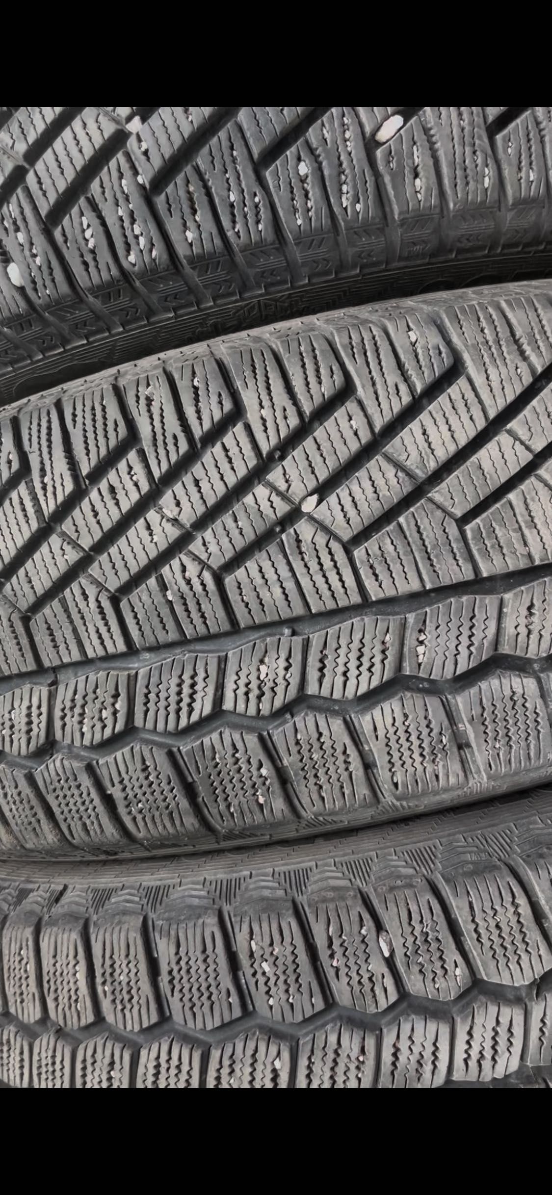 Продаю комплект зимних шин 215/60 R17