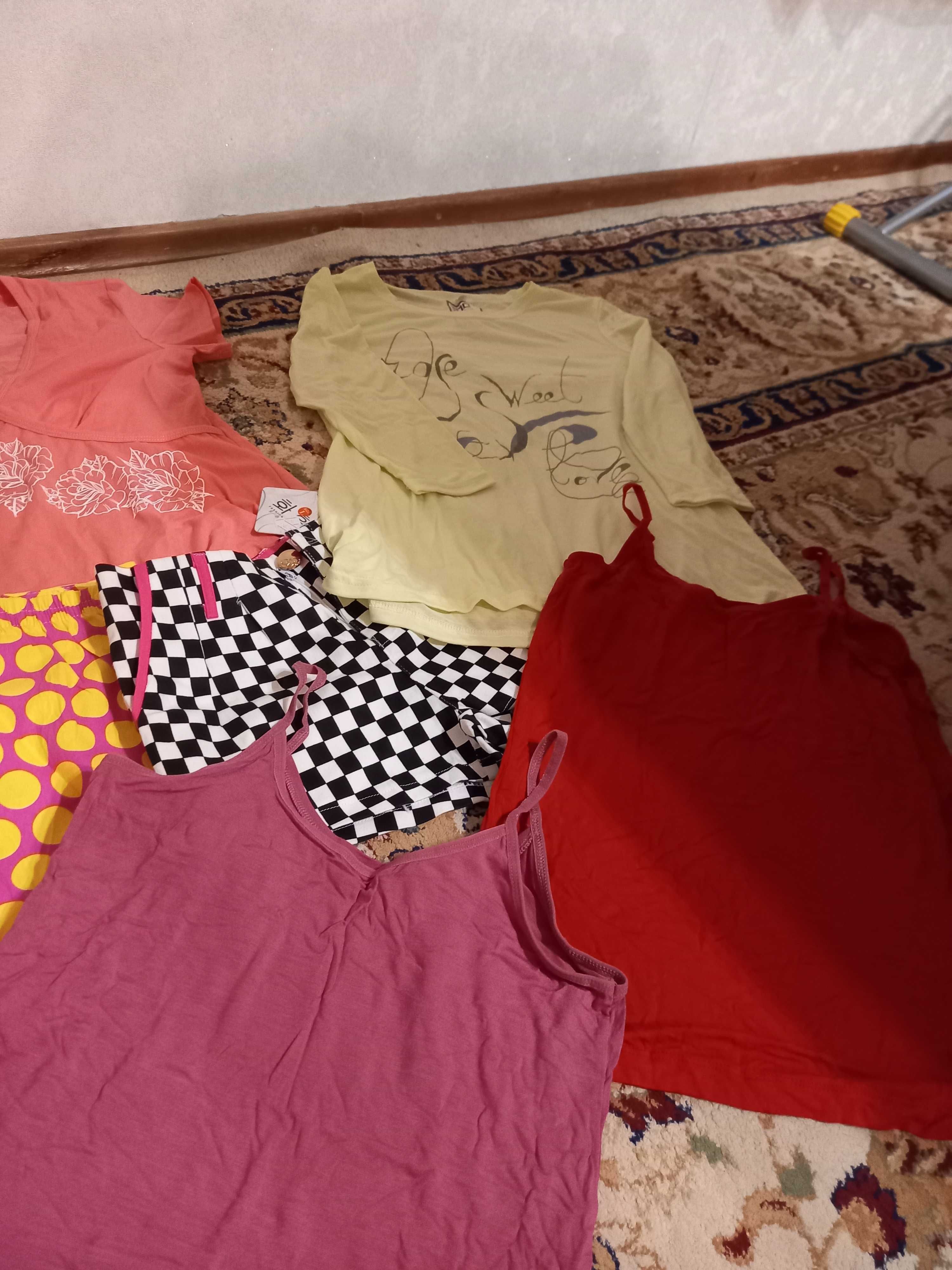 Продам женские вещи. Шорты, футболка,маечки.