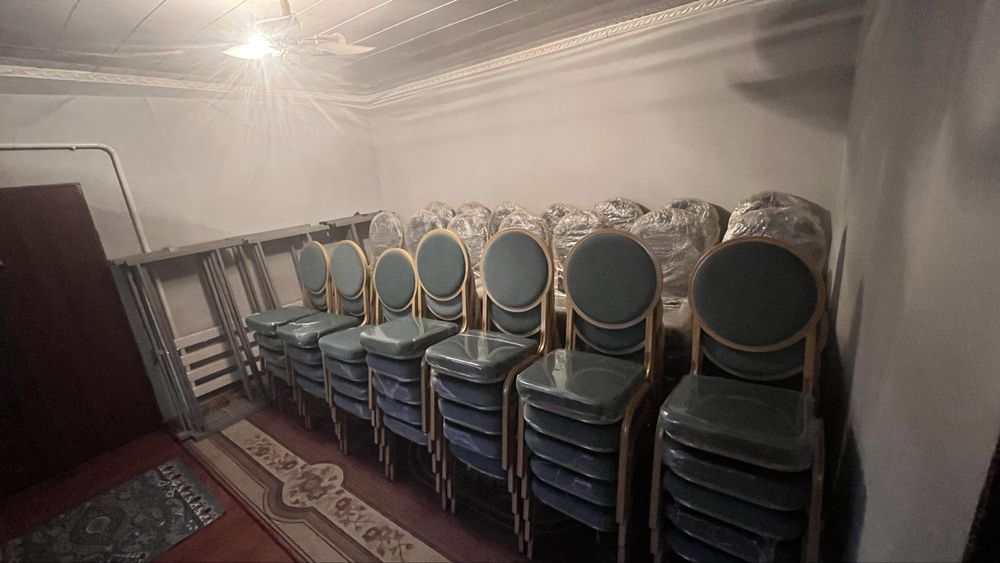 Столы и стулья продается.