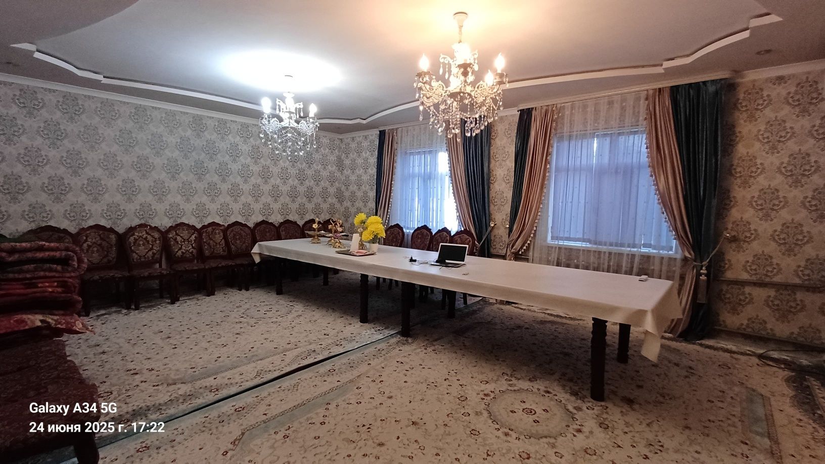 Хлопзаводта үлкен үй сатылады.