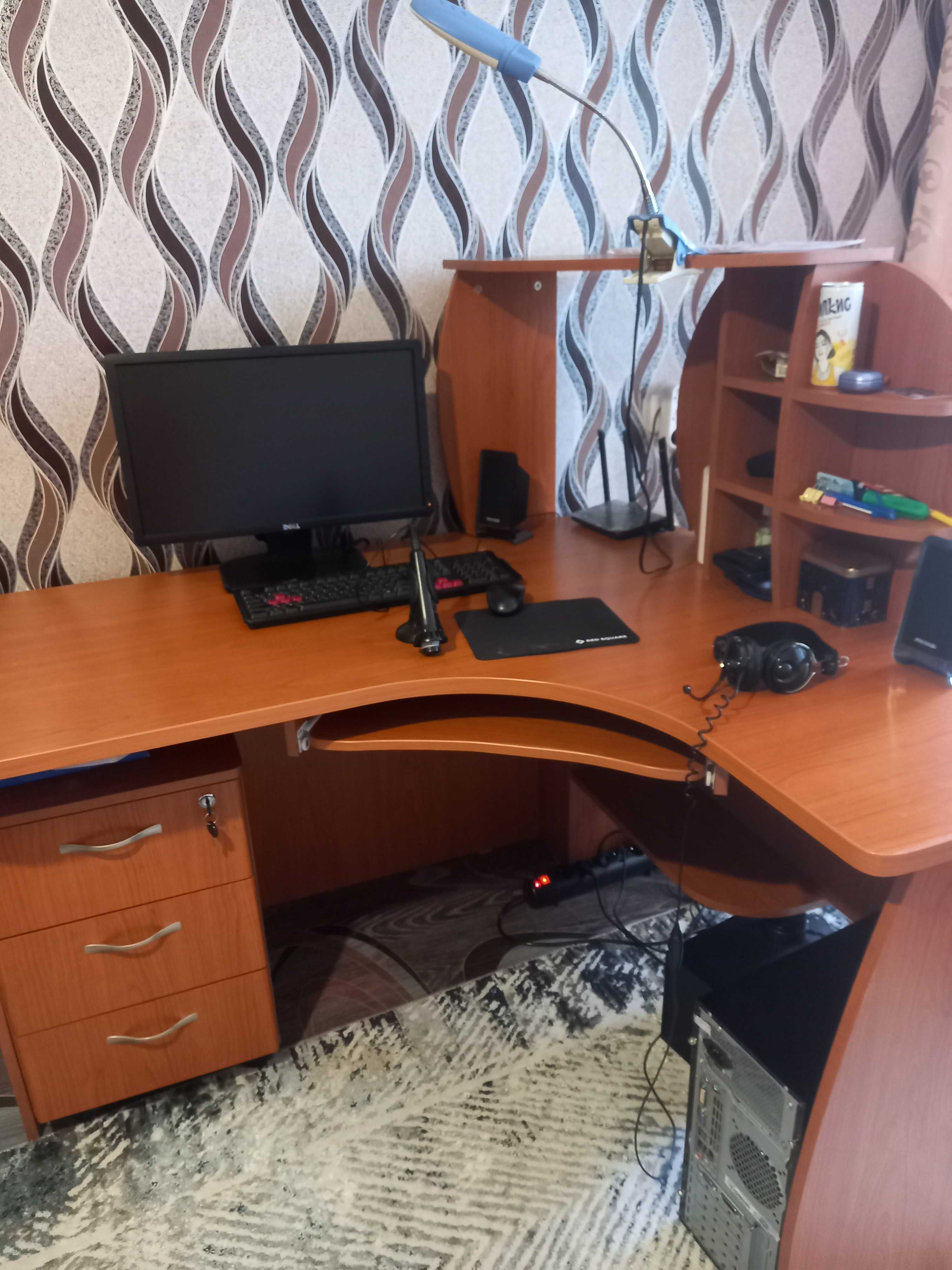 Стол компьютерный