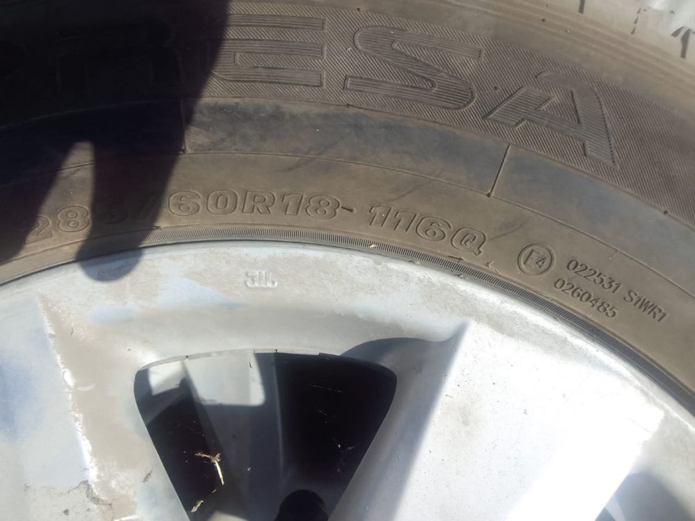 Тайотта ланд крузер 200 дің шиналары сатылады. 285/60/р18.