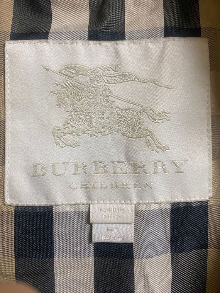 Плащ Burberry для девочек.