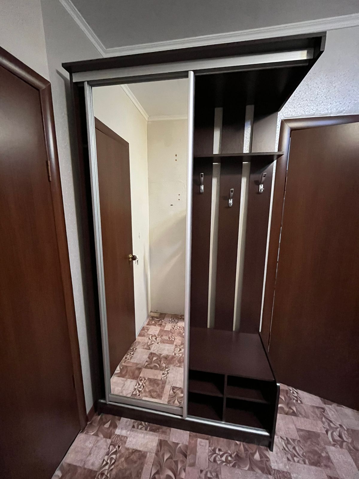 Продам прихожую,,Визит,,30000