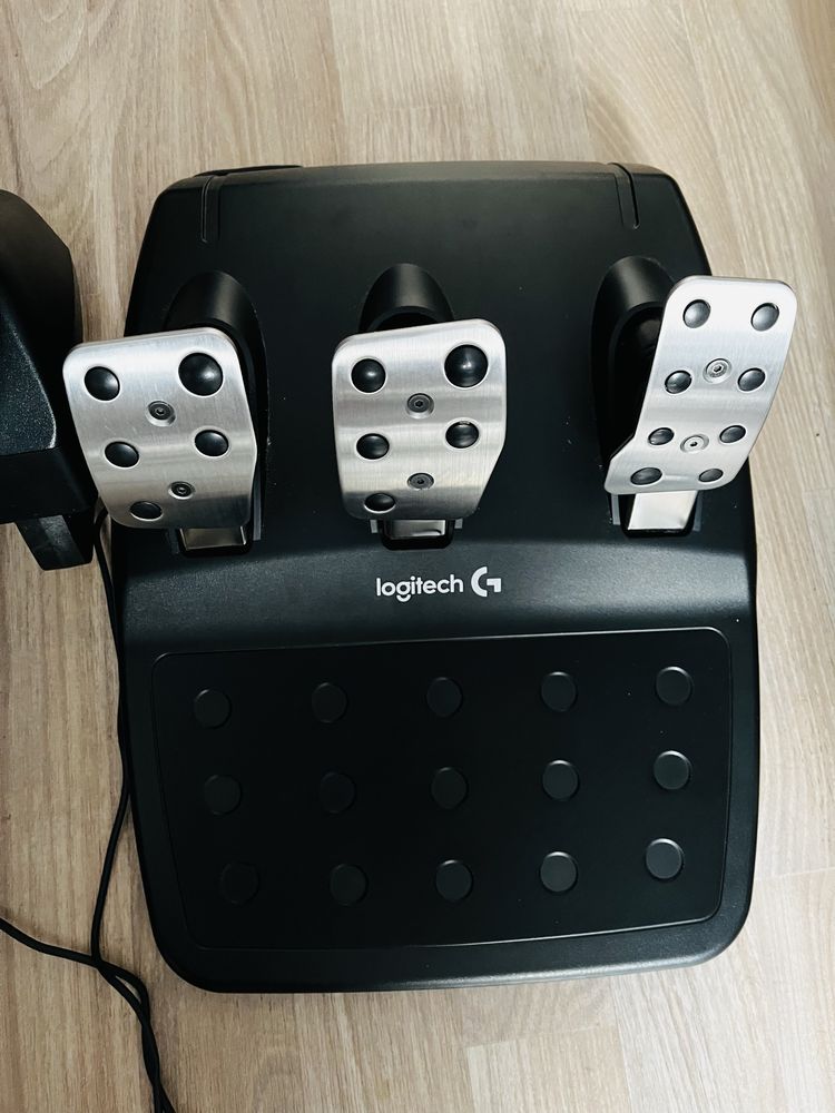 Продам игровой руль Logitech G29