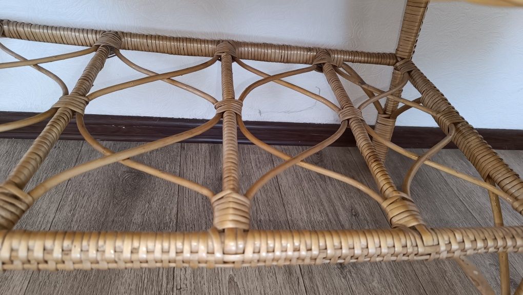 Столик из ротанга