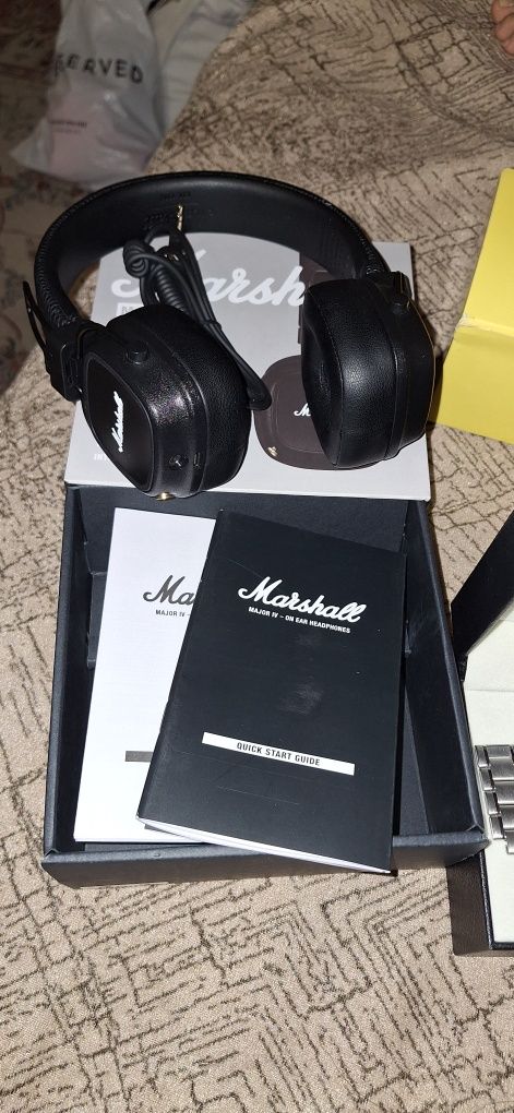 Беспроводной наушник Marshall и японская часы