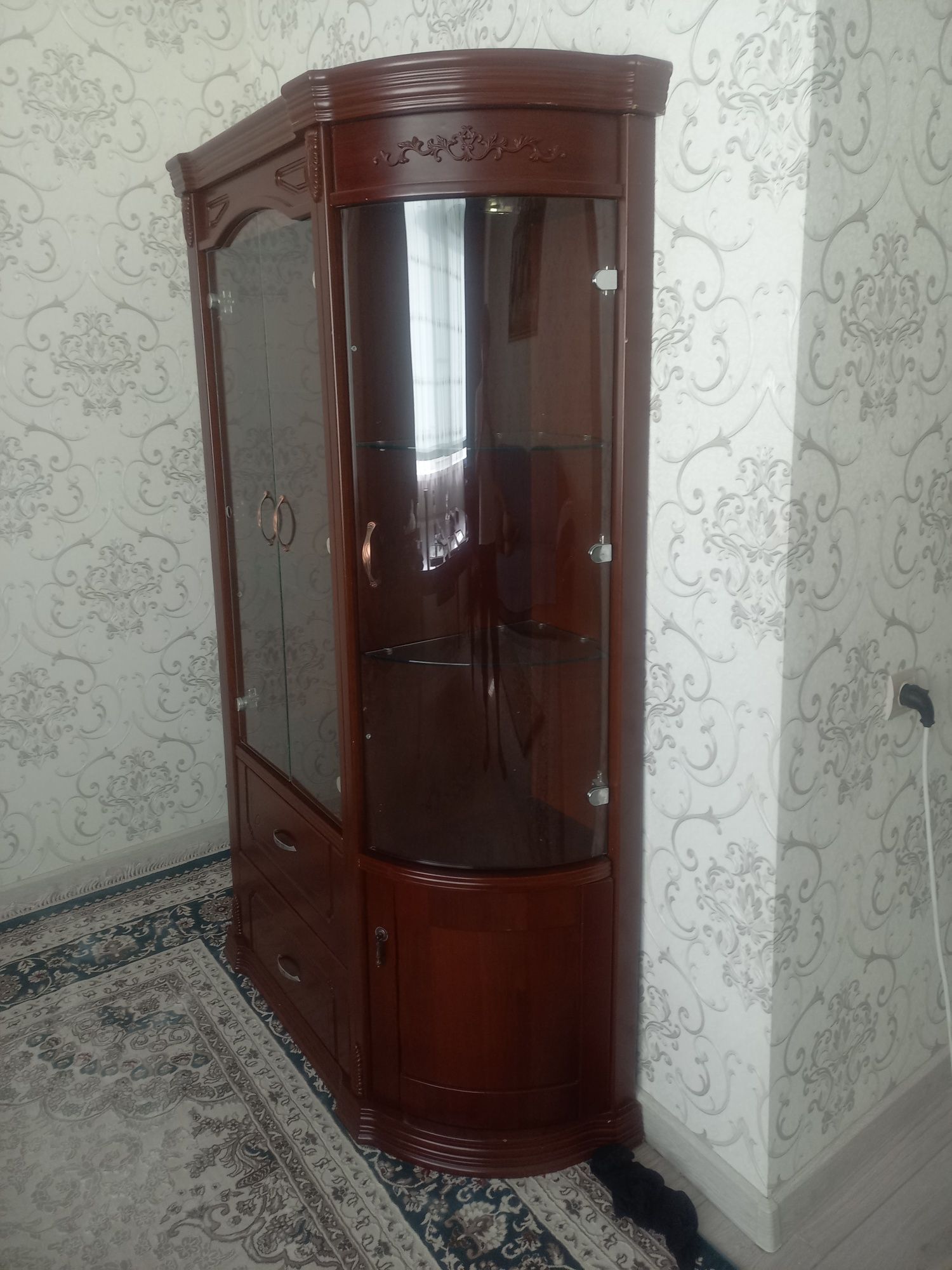 Продаётся сервант в хорошем состоянии