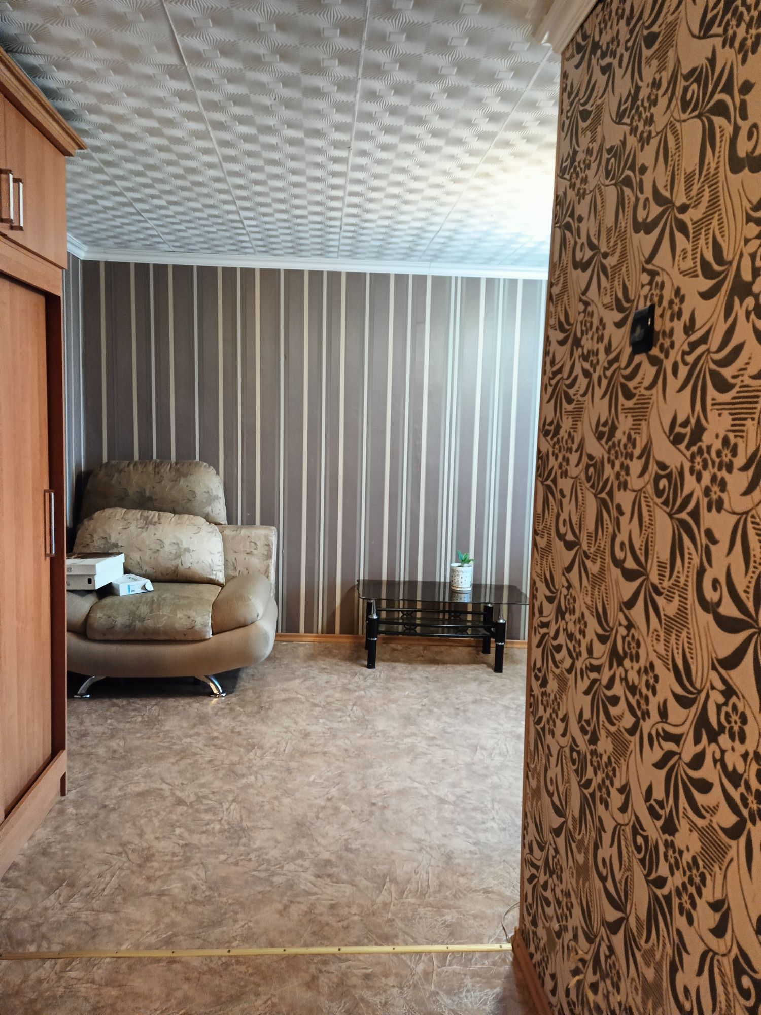 Продам 2х, 5/5, 42 кв м. балкон. пр. Абая, 15