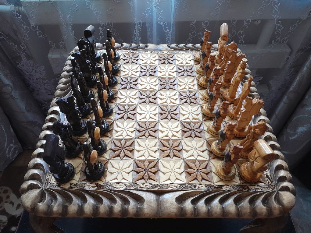 Шахматный ларец с фигурами из дерева