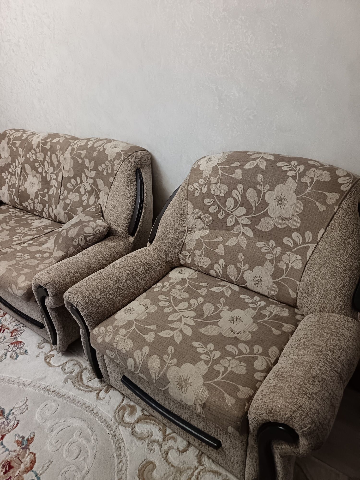 Продам диван тройка 3 в одном в хорошем состоянии все раздвигаются
