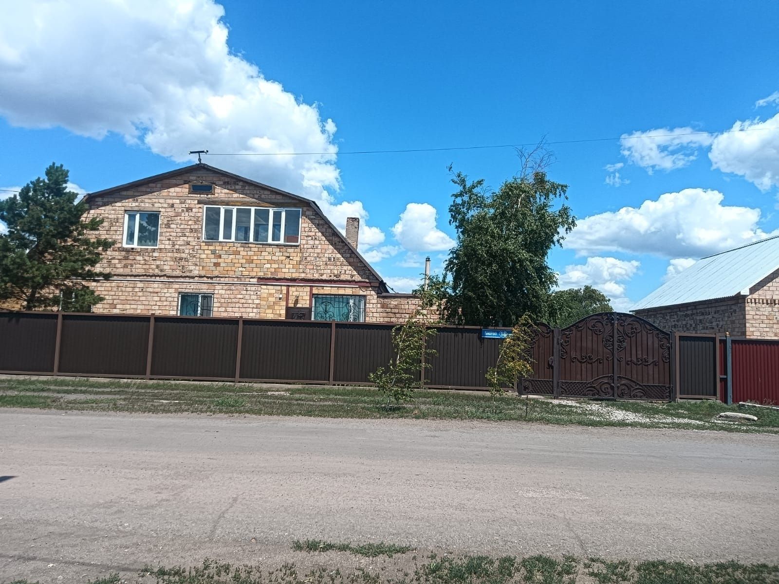 продам двухэтажный дом в поселке новодолинский
