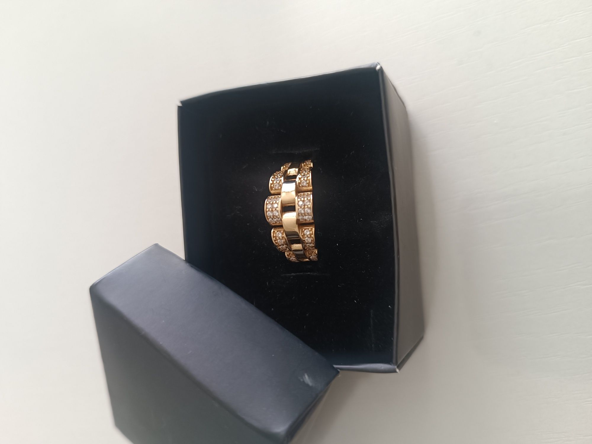 Продам золотое кольцо 16,5р 585