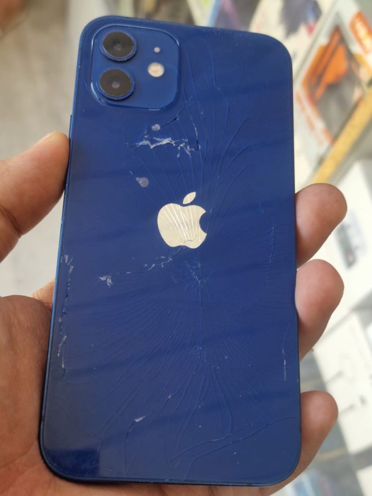 Iphone 12 64g состояние на фото