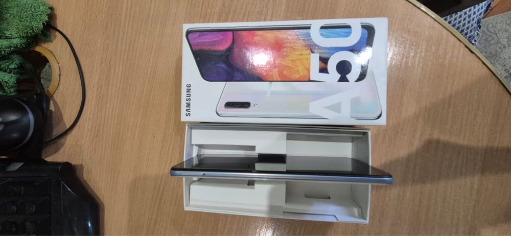 Продам телефон Samsung a50
