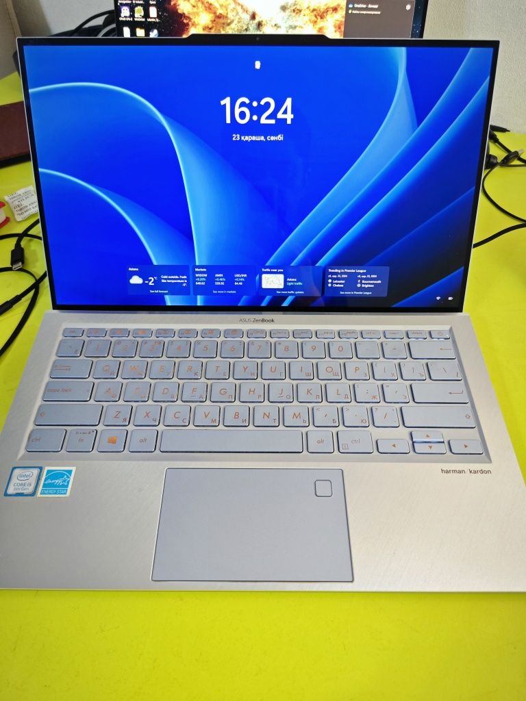 Продам ультрабук Asus Zenbook S13