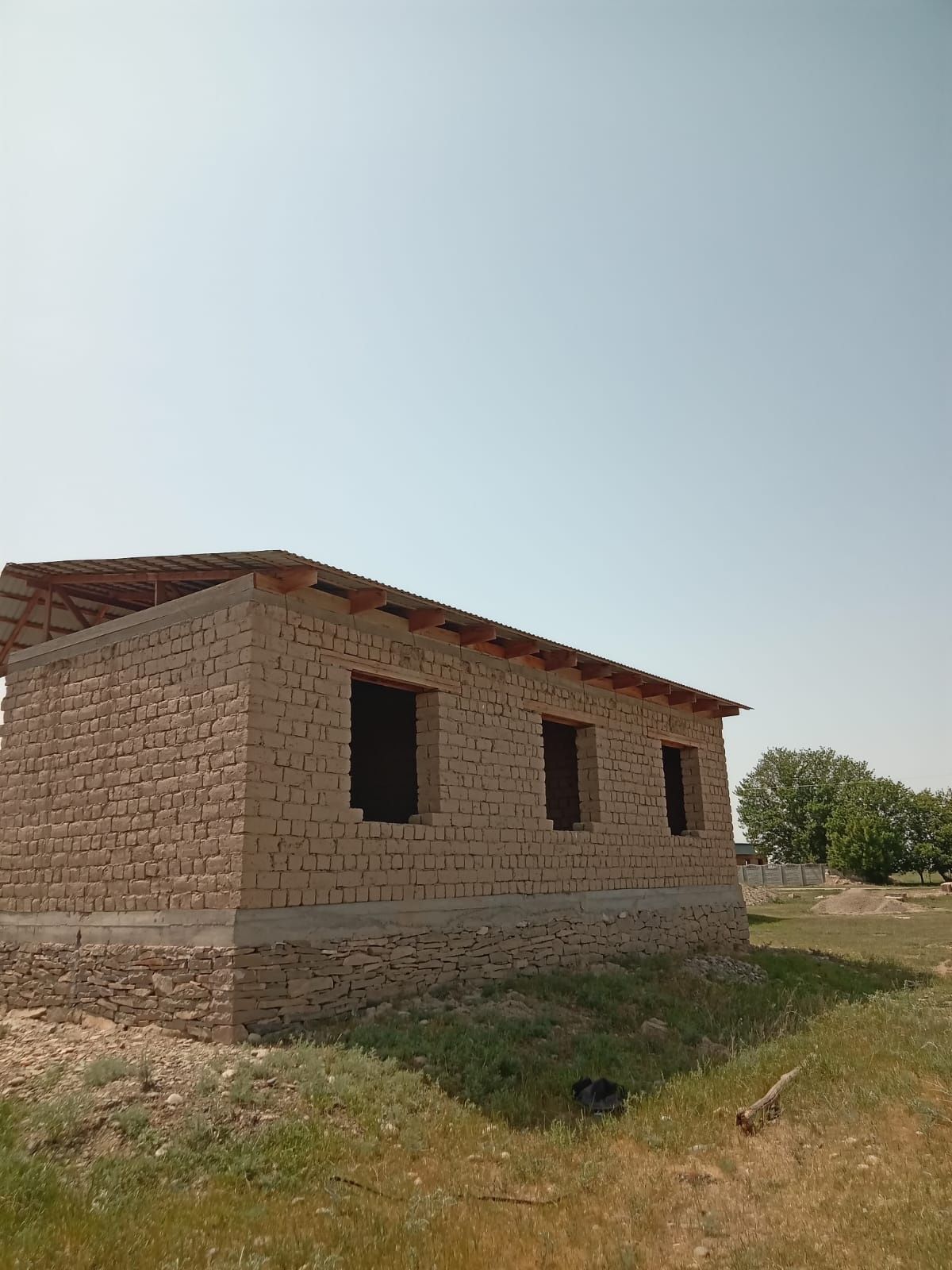 Аймантобе ауылы 12/5 уй кришасы жабылган толык битпеген сатылады 10сот