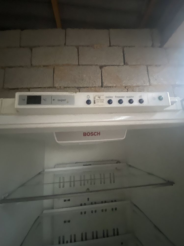 Продается на запчасти встраиваемый холодильник Bosch