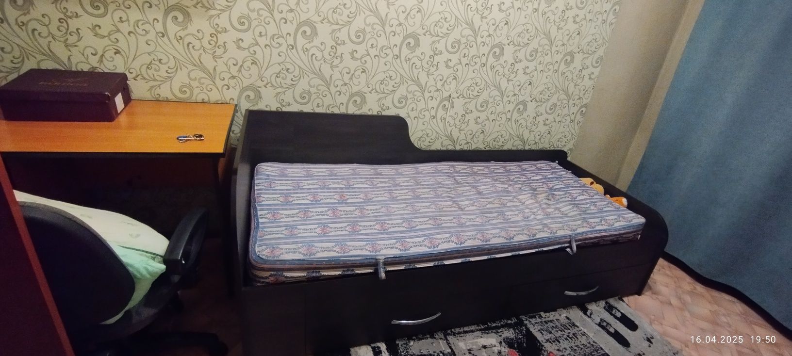 Продам кровать с ящиками срочно