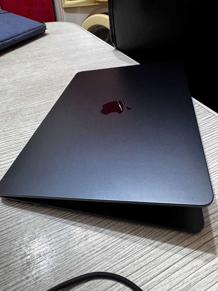 Macbook air 2 2022 8/256 гб