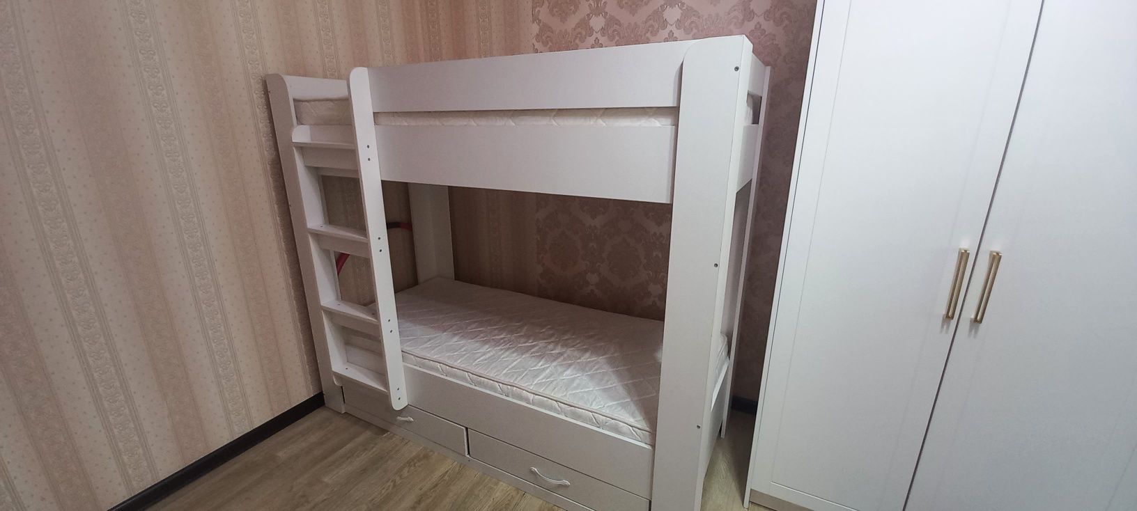 Двухярустная детская кровать с матрацами